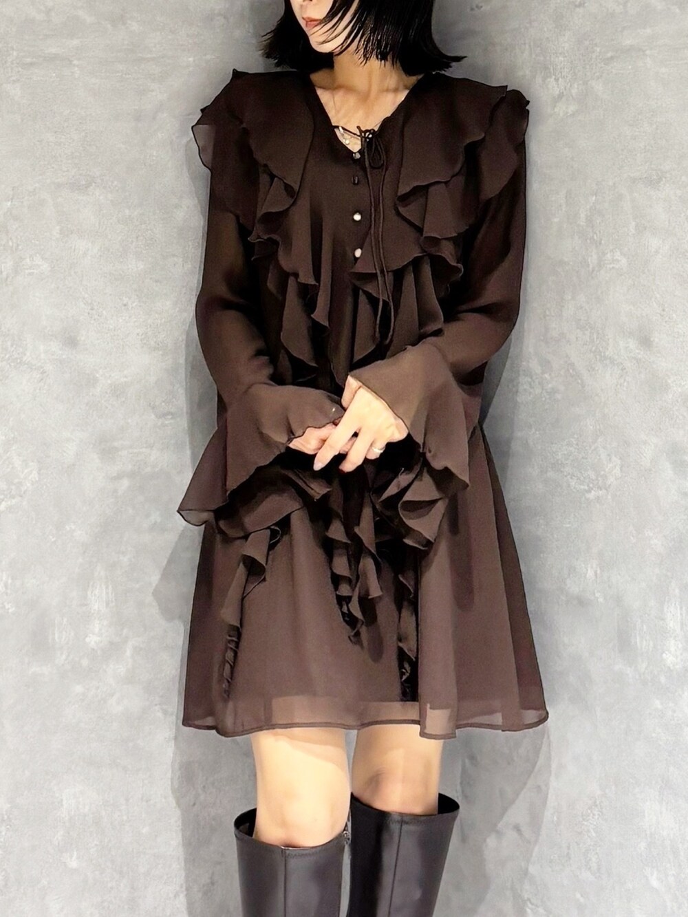 ブラウン系のワンピース、ブラウン系のブーツを着用したレディースの秋コーディネートの7枚目の写真