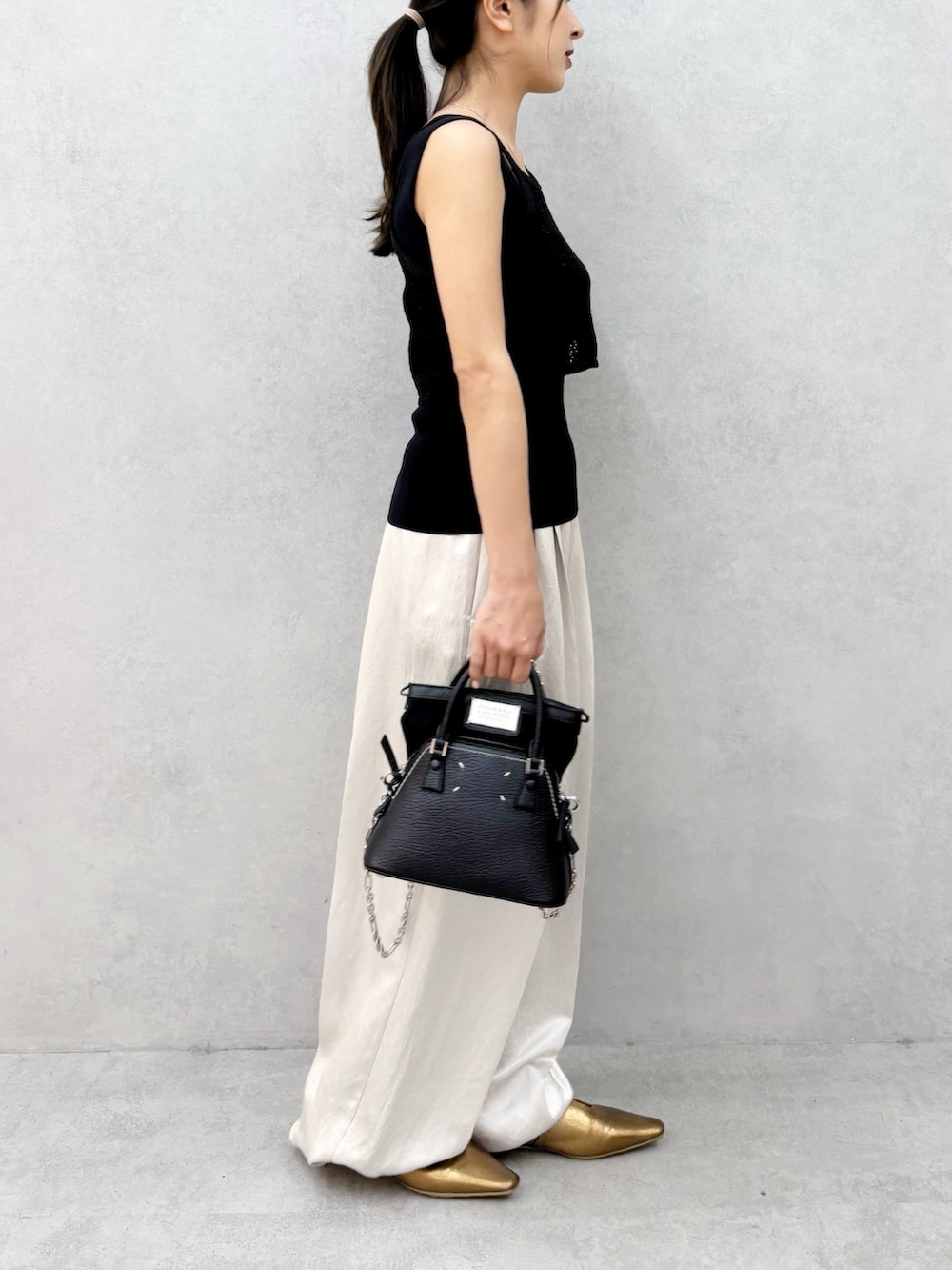 ブラック系のTシャツ/カットソー、ベージュ系のその他パンツを着用したレディースの夏コーディネートの2枚目の写真