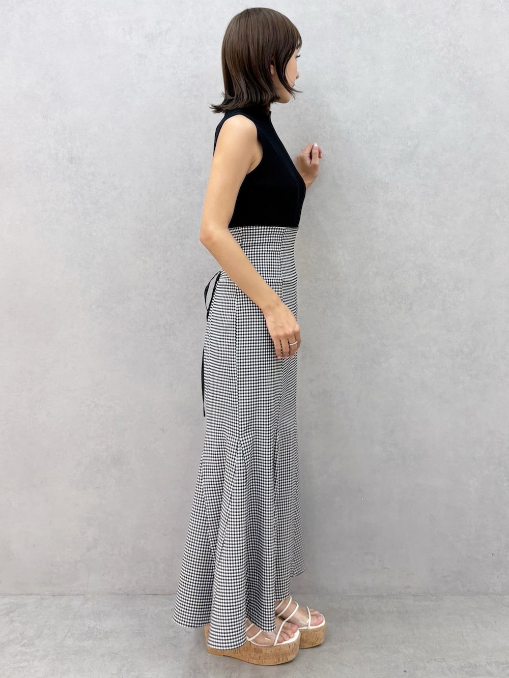 その他のスカート、その他のサンダル、ブラック系のニット/セーターを着用したレディースの春コーディネートの7枚目の写真