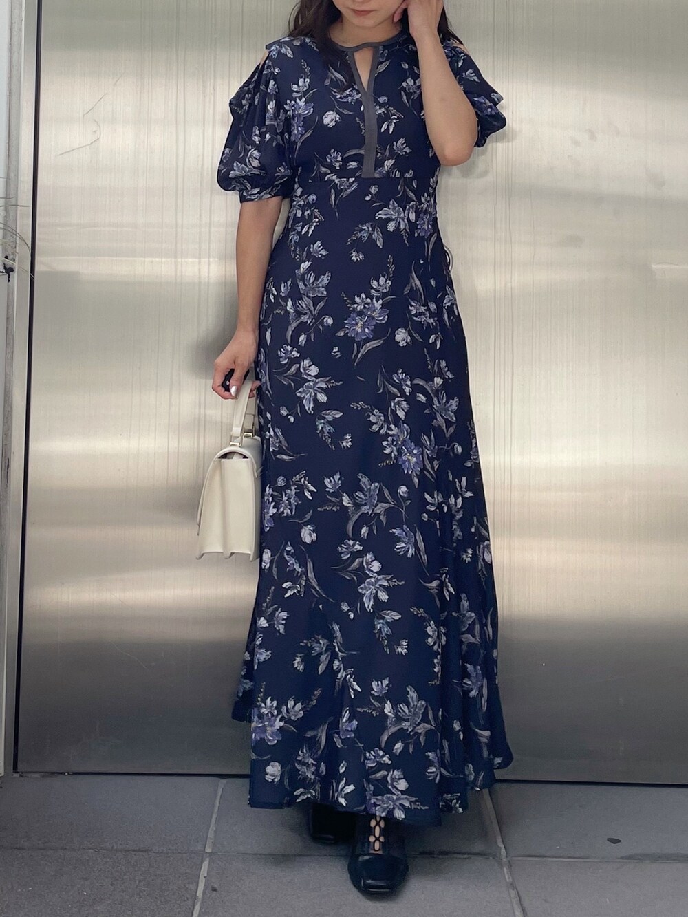 ホワイト系のハンドバッグ、ブルー系のワンピース、ブラック系のブーツを着用したレディースの夏コーディネートの5枚目の写真