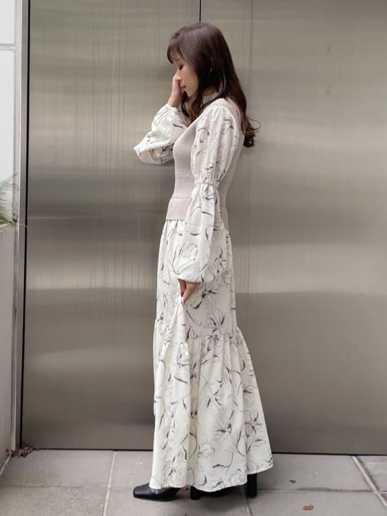 ホワイト系のワンピース、ブラック系のブーツを着用したレディースの秋コーディネートの3枚目の写真