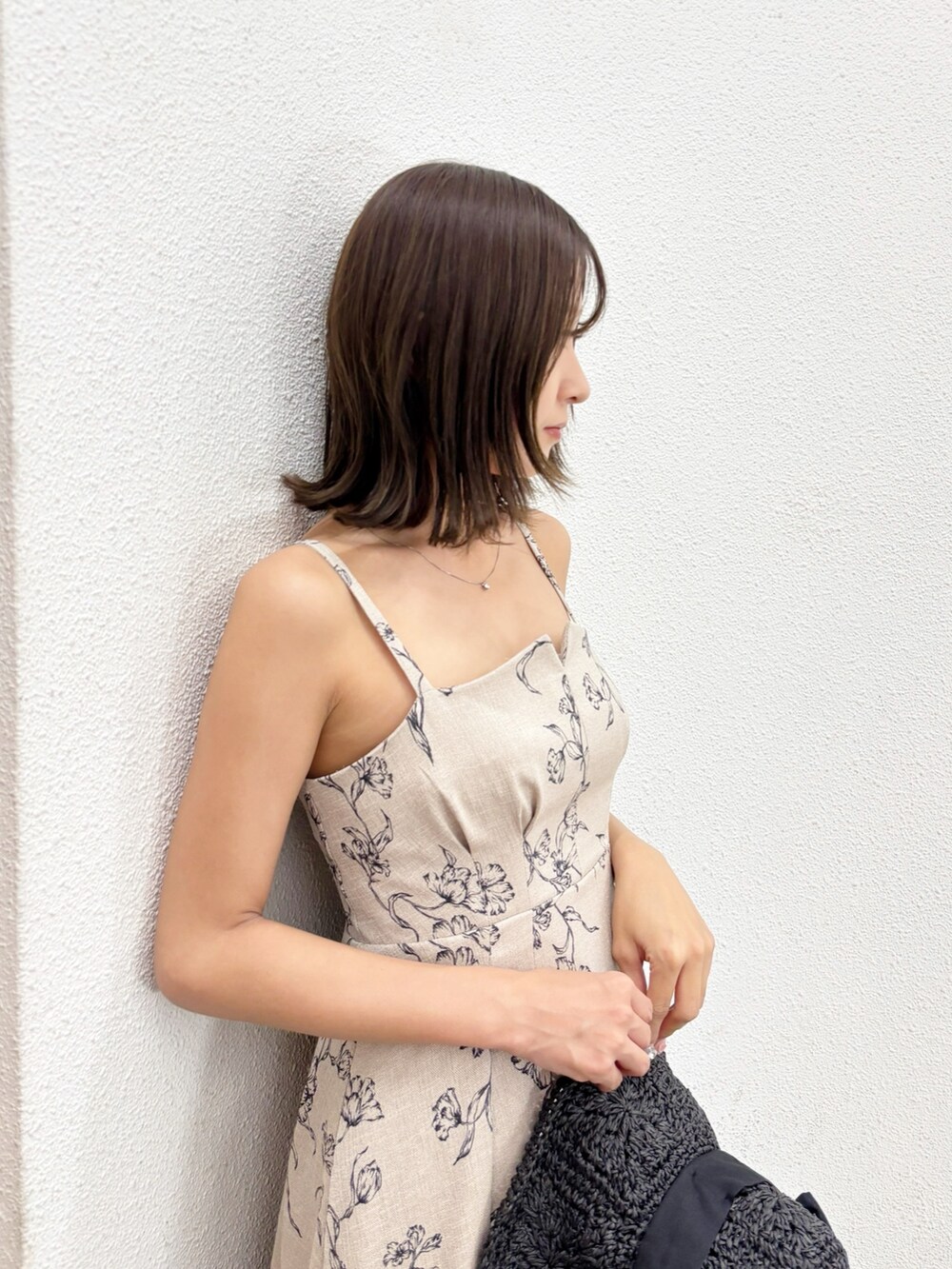 ベージュ系のワンピースを着用したレディースの夏コーディネートの5枚目の写真