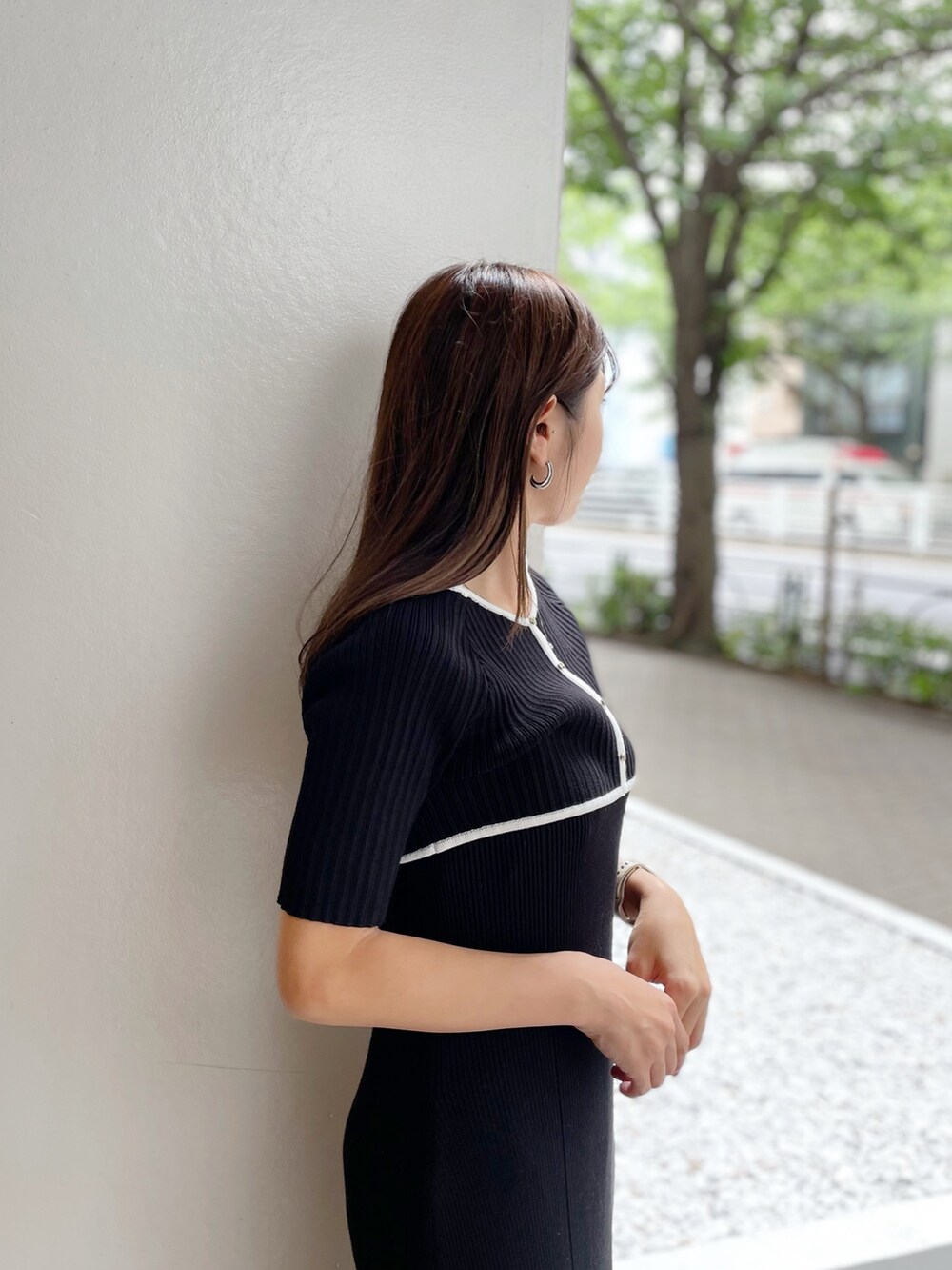 その他のサンダル、ブラック系のワンピースを着用したレディースの夏コーディネートの4枚目の写真