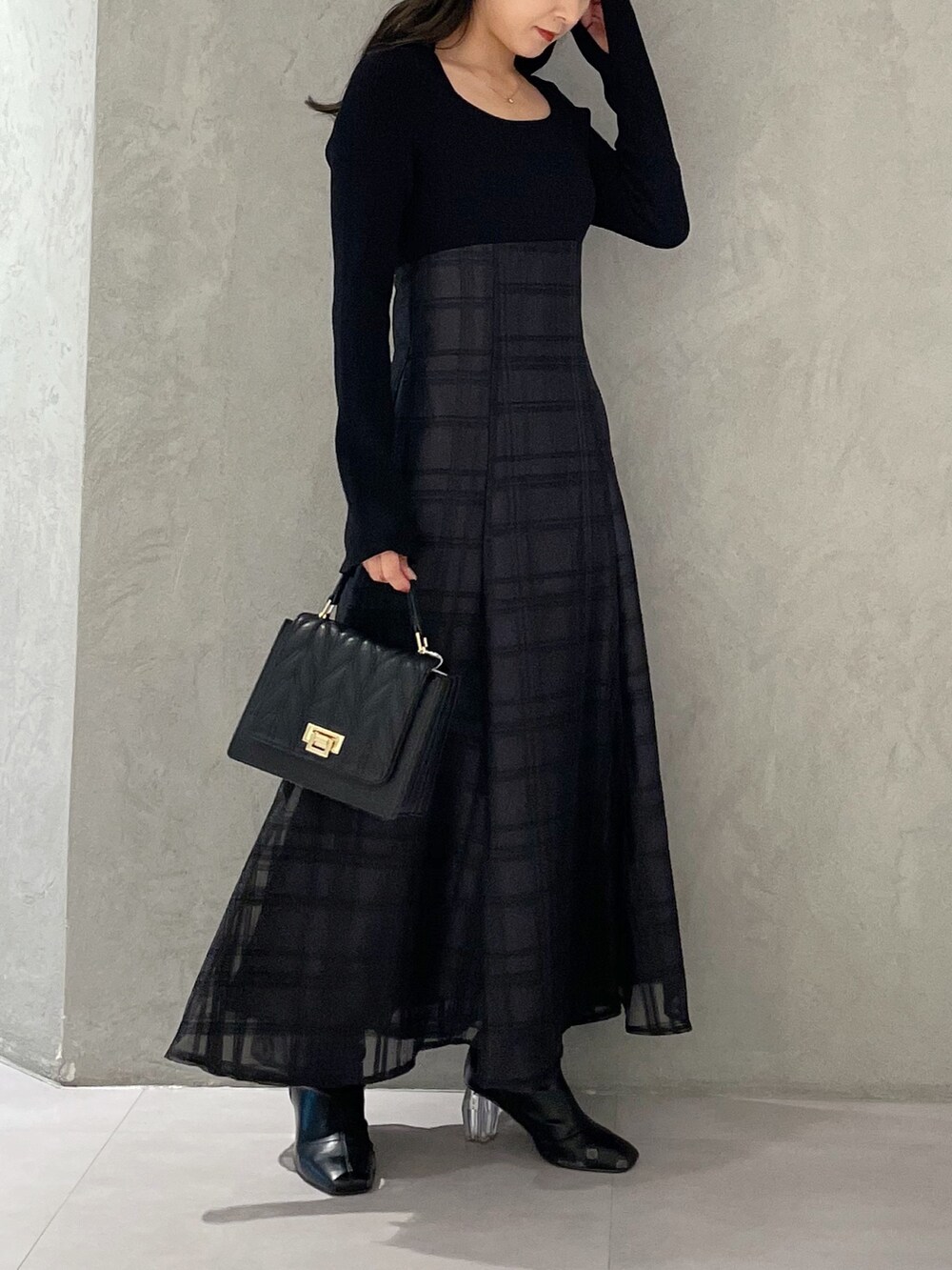 ブラック系のショルダーバッグ、ブラック系のワンピースを着用したレディースの秋コーディネートの2枚目の写真