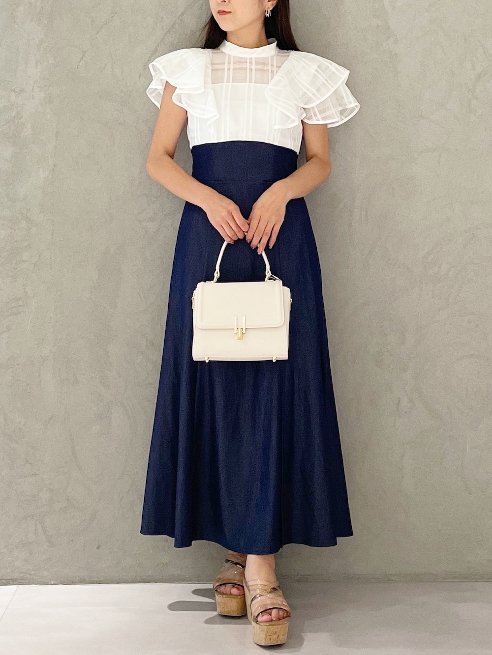 その他のワンピース、ブラウン系のサンダル、ホワイト系のショルダーバッグを着用したレディースの夏コーディネートの5枚目の写真