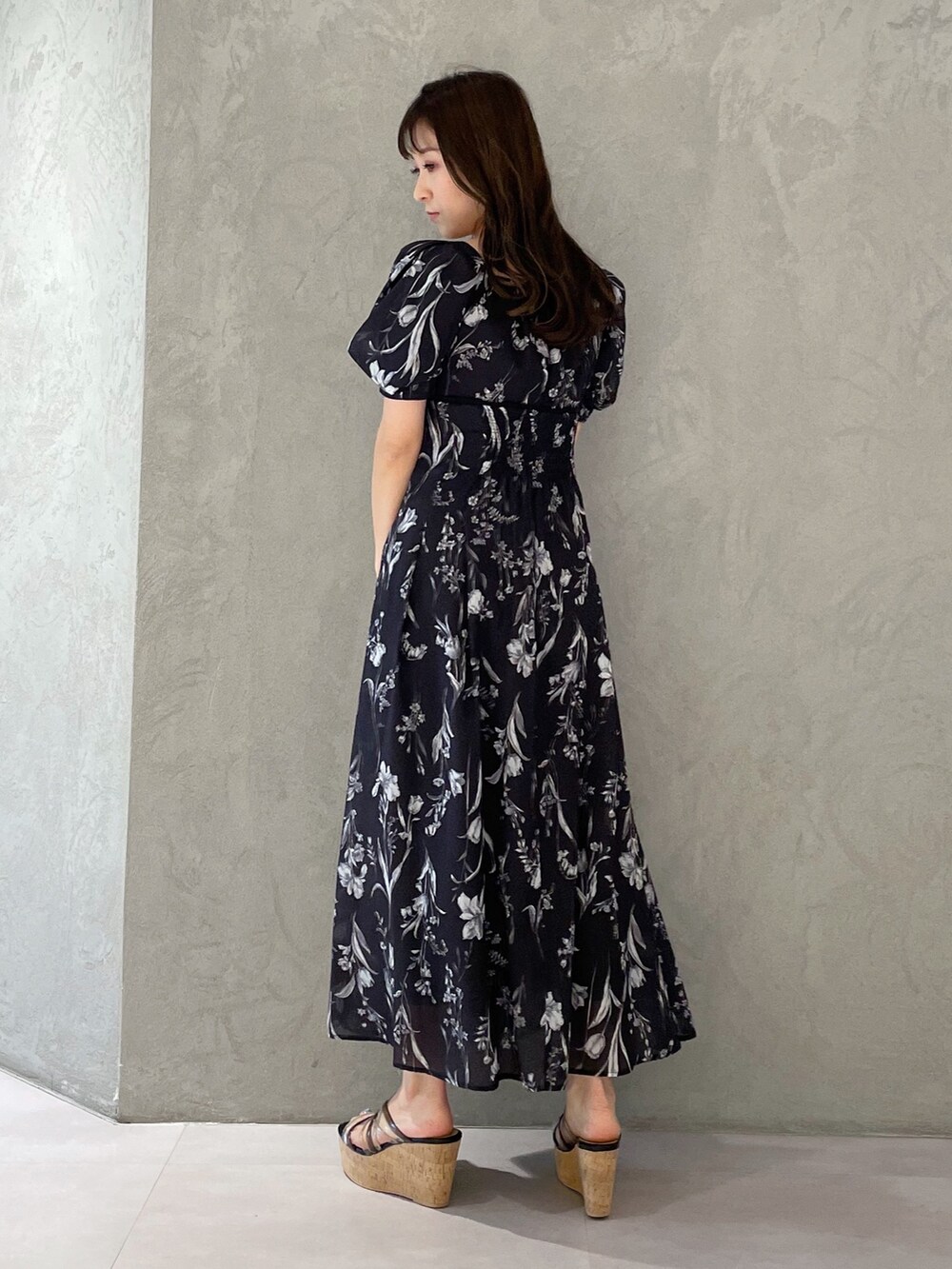 グレー系のワンピース、ブラック系のサンダルを着用したレディースの春コーディネートの4枚目の写真