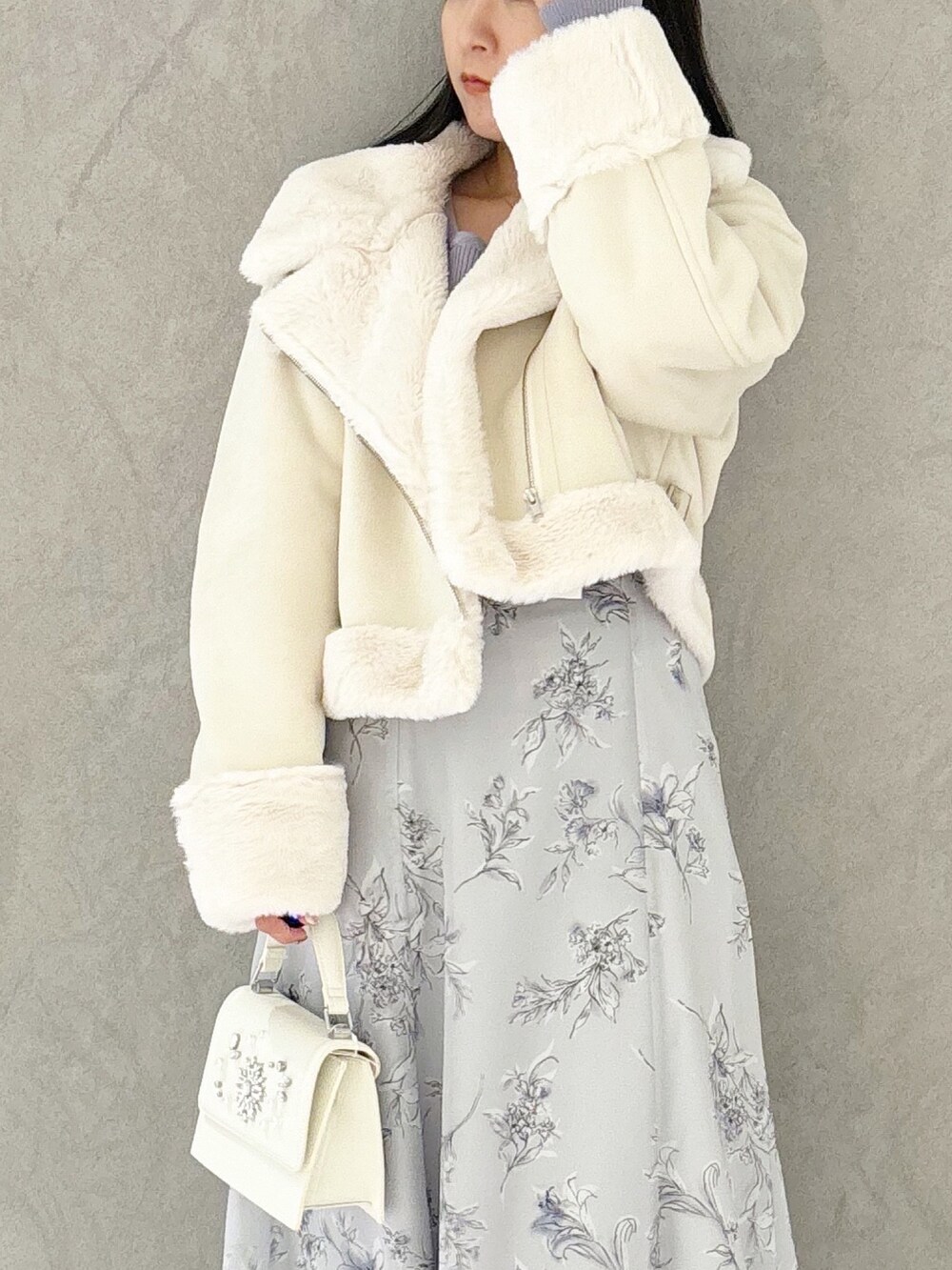 パープル系のワンピース、ブラック系のブーツ、ホワイト系のショルダーバッグを着用したレディースの秋コーディネートの6枚目の写真