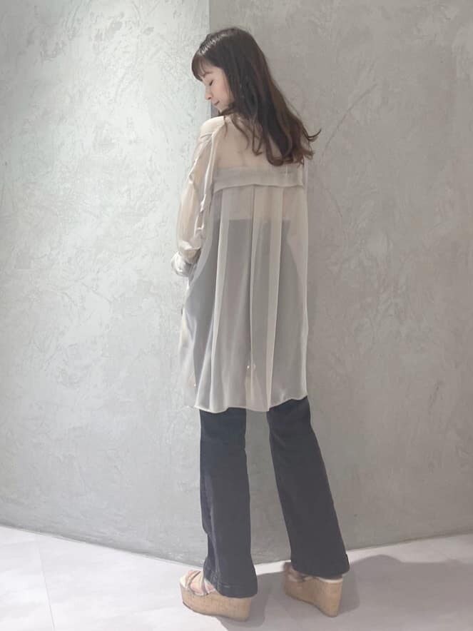 ブラック系のその他パンツ、ベージュ系のシャツ/ブラウス、グリーン系のサンダルを着用したレディースの春コーディネートの4枚目の写真