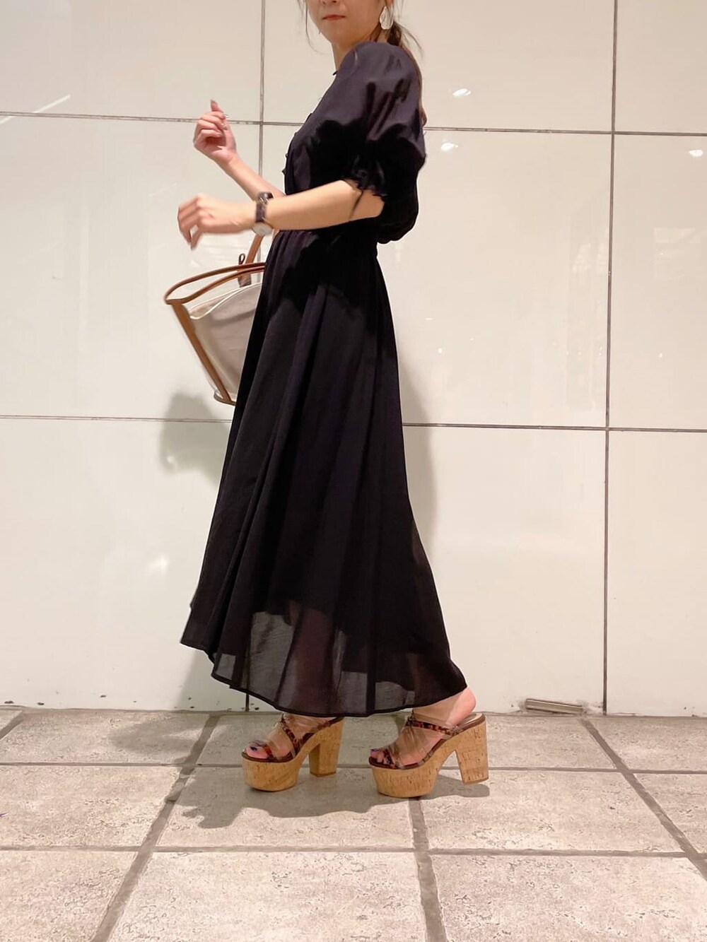 ブラック系のワンピースを着用したレディースの夏コーディネートの4枚目の写真