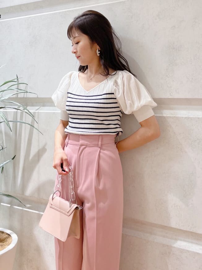 ベージュ系のパンプス、ピンク系のショルダーバッグ、ホワイト系のニット/セーターを着用したレディースの春コーディネートの4枚目の写真