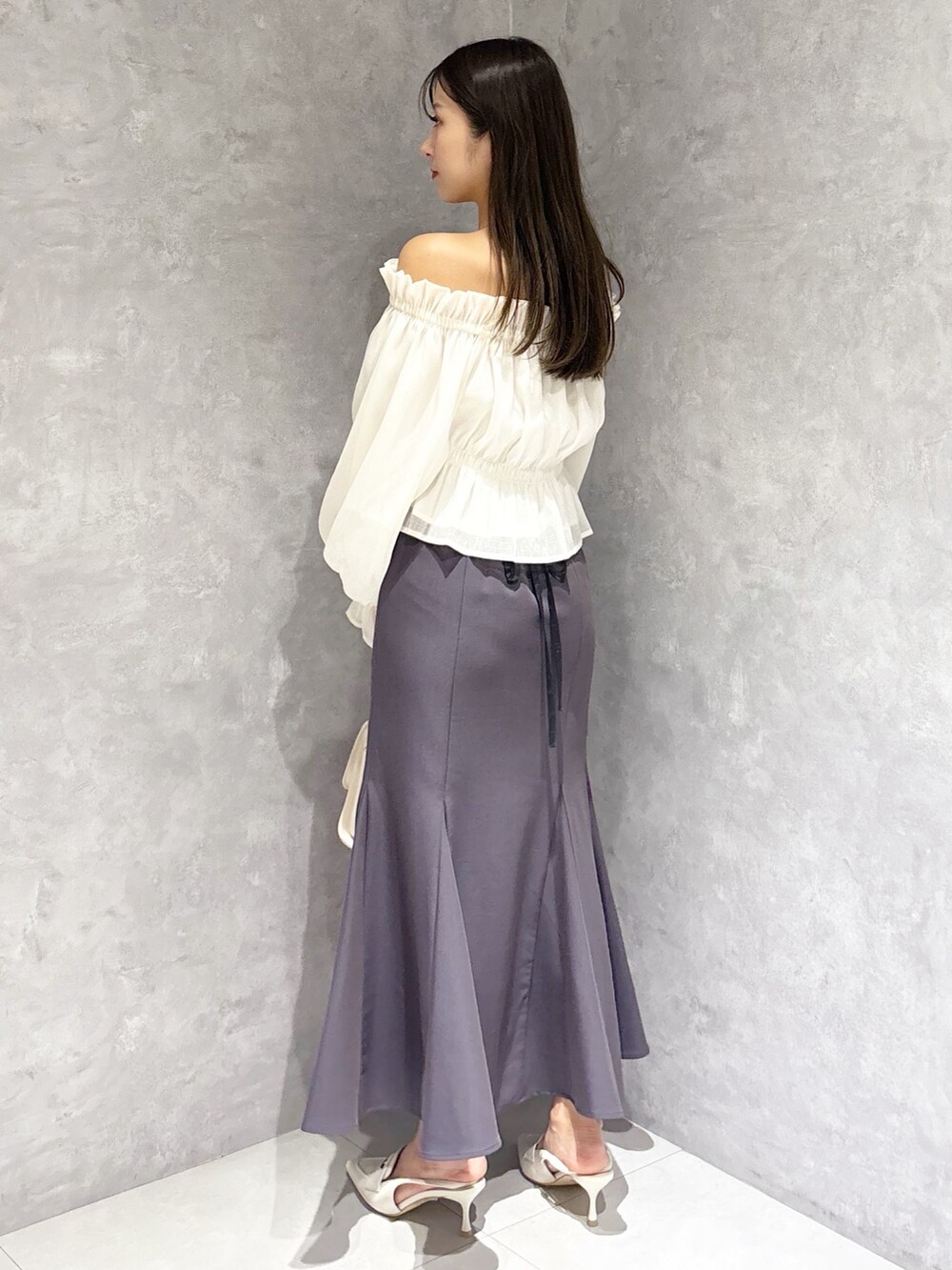 ホワイト系のハンドバッグ、ホワイト系のパンプス、ホワイト系のシャツ/ブラウスを着用したレディースの春コーディネートの3枚目の写真