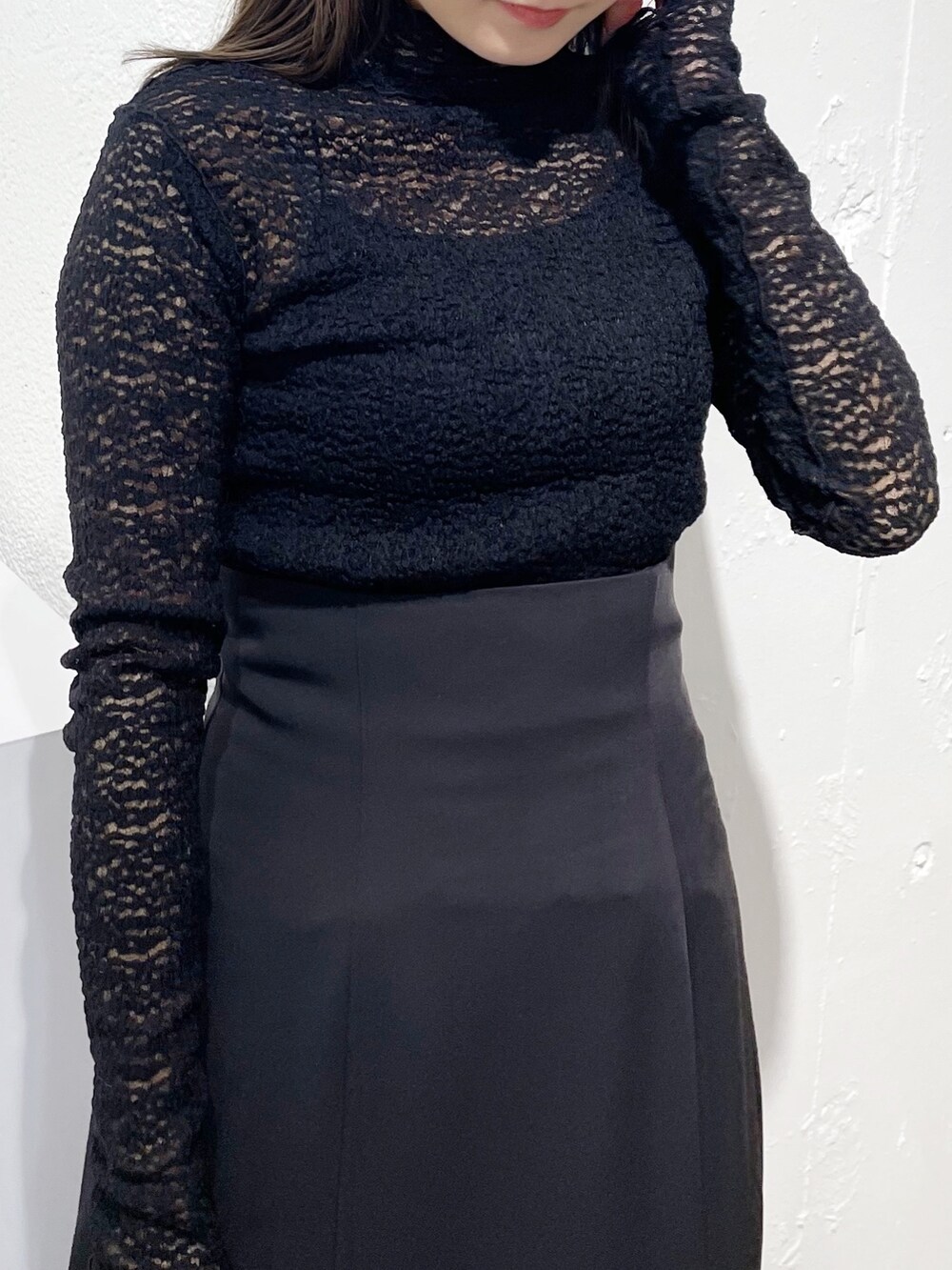 ブラック系のスカート、ブラック系のブーツ、ブラック系のTシャツ/カットソーを着用したレディースの冬コーディネートの3枚目の写真