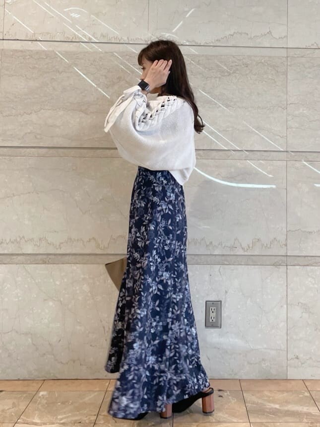 ブルー系のワンピース、ホワイト系のカーディガン/ボレロ、ブラック系のサンダルを着用したレディースの夏コーディネートの3枚目の写真