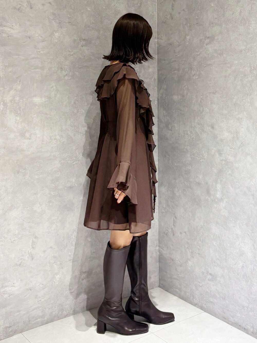 ブラウン系のワンピース、ブラウン系のブーツを着用したレディースの秋コーディネートの4枚目の写真