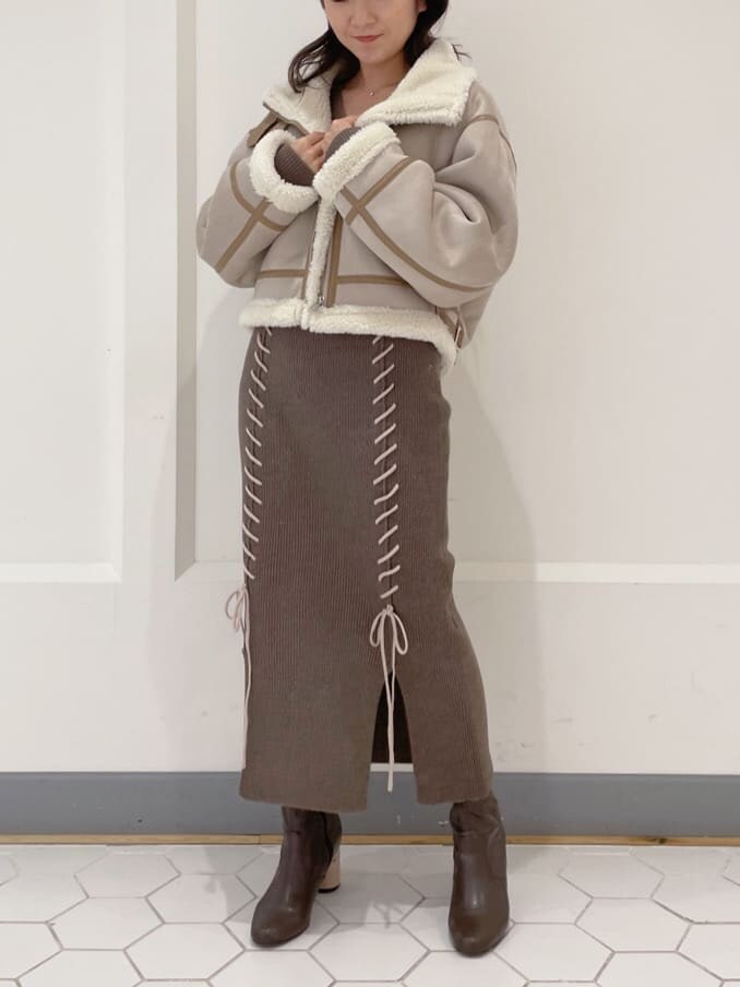 ブラウン系のその他シューズ、ブラウン系のワンピース、ベージュ系のテーラードジャケットを着用したレディースの秋コーディネートの5枚目の写真