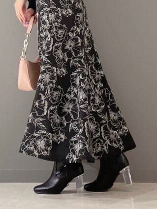 ピンク系のハンドバッグ、ブラック系のニット/セーター、ブラック系のその他シューズを着用したレディースの冬コーディネートの6枚目の写真