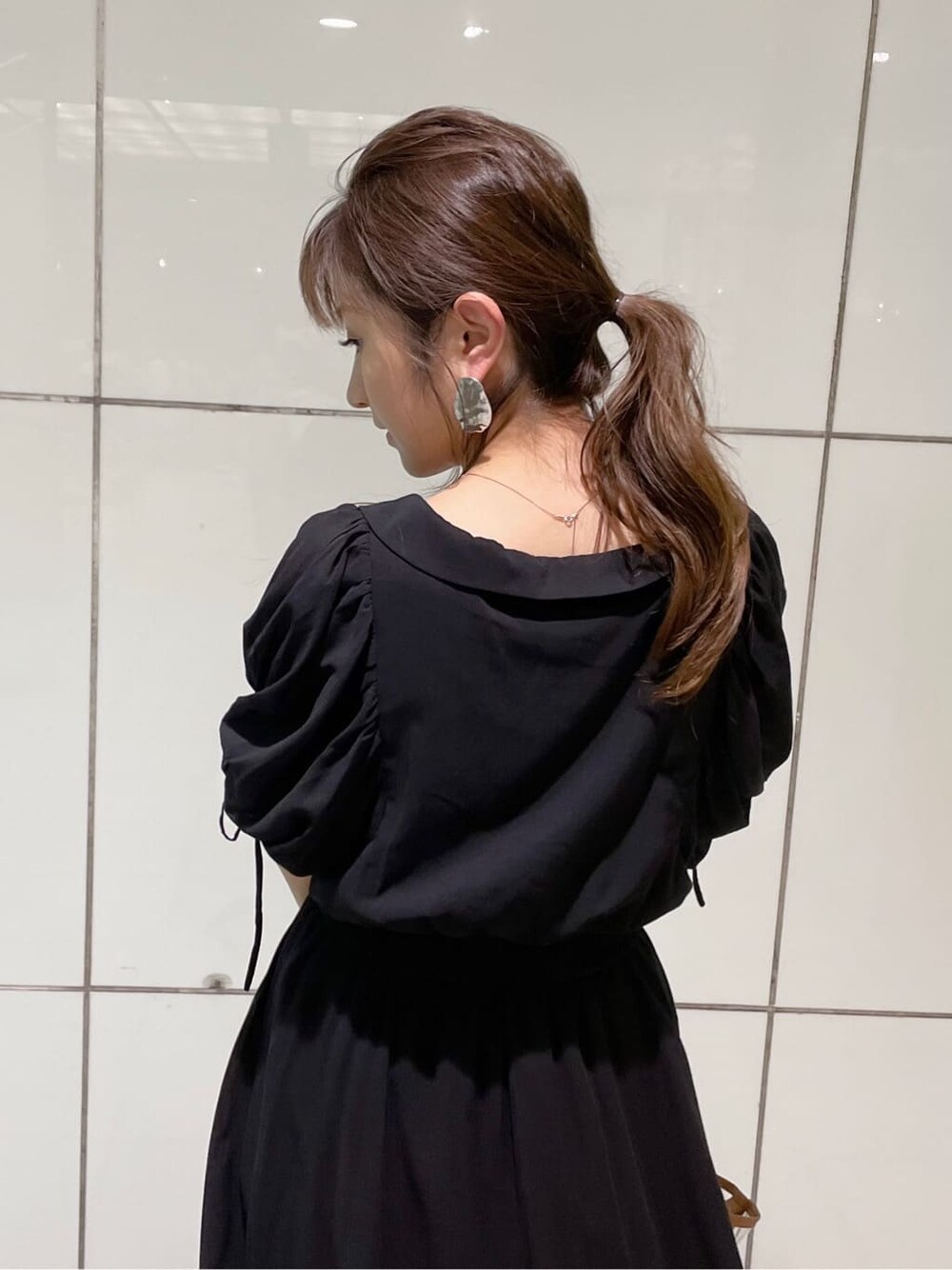 ブラック系のワンピースを着用したレディースの夏コーディネートの6枚目の写真