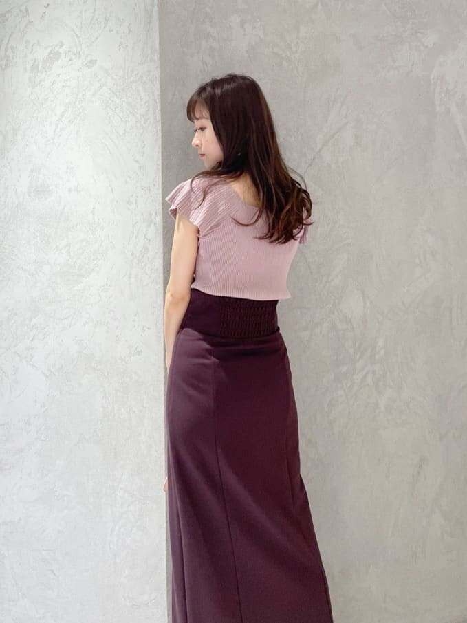 ピンク系のショルダーバッグ、ピンク系のニット/セーター、グリーン系のサンダルを着用したレディースの春コーディネートの7枚目の写真