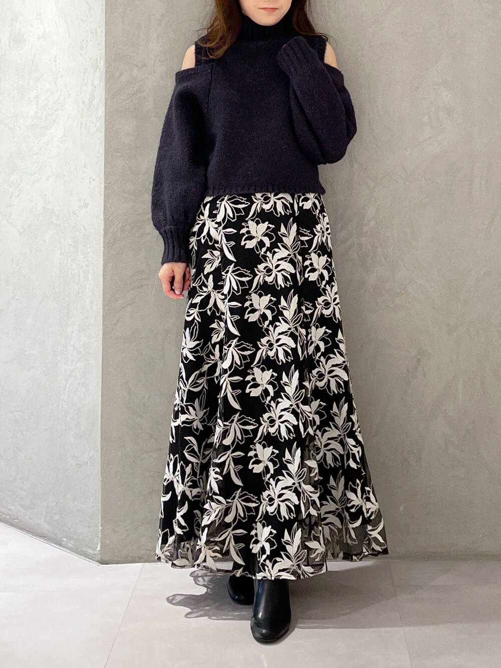 ブルー系のスカート、グレー系のニット/セーターを着用したレディースの秋コーディネートの7枚目の写真