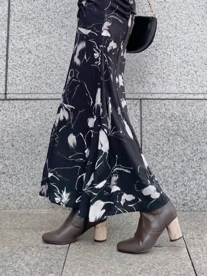 ブラウン系のニット/セーター、ブラック系のスカート、ブラウン系のその他シューズを着用したレディースの秋コーディネートの5枚目の写真