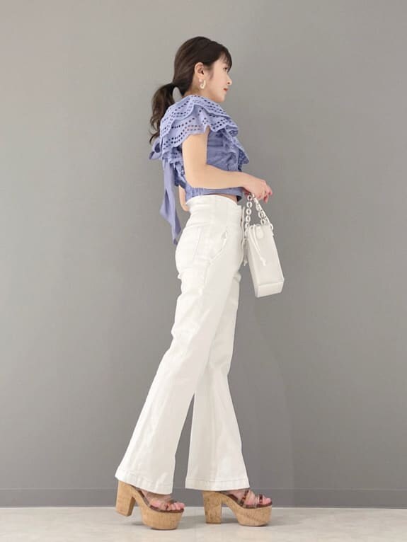 ブルー系のシャツ/ブラウス、ホワイト系のその他パンツ、ホワイト系のハンドバッグを着用したレディースの冬コーディネートの3枚目の写真