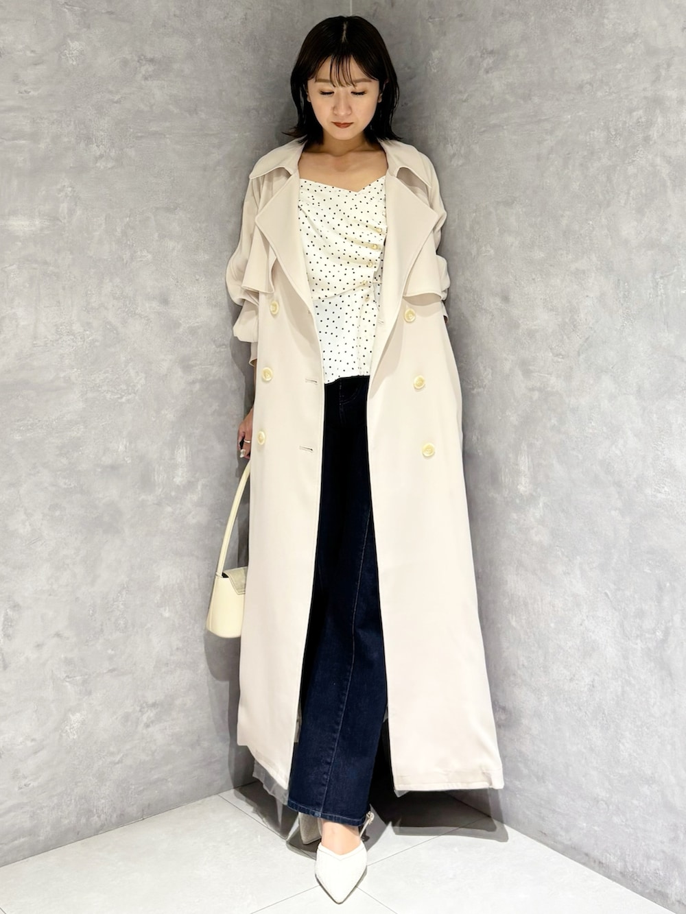 ホワイト系のシャツ/ブラウス、ブルー系のデニムパンツ、ホワイト系のトレンチコートを着用したレディースの春コーディネートの5枚目の写真