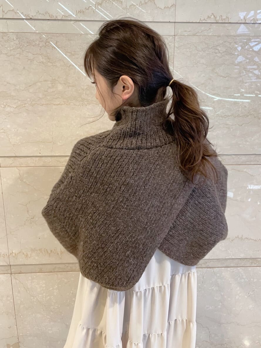 ブラック系のその他シューズ、ブラック系のハンドバッグ、ブラウン系のワンピースを着用したレディースの秋コーディネートの6枚目の写真