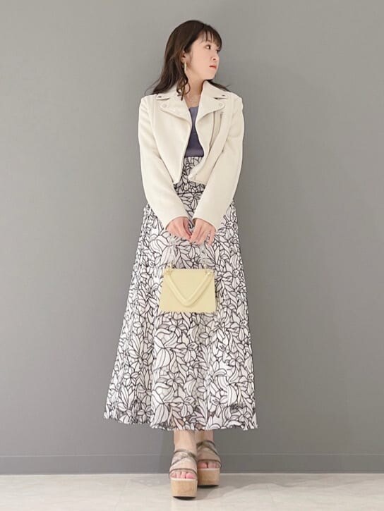 イエロー系のショルダーバッグ、ホワイト系のテーラードジャケット、グリーン系のサンダルを着用したレディースの春コーディネートの10枚目の写真