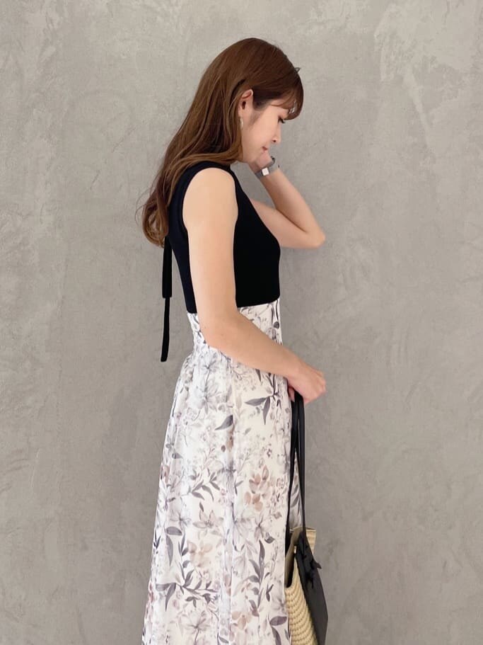 グリーン系のサンダル、ブラック系のトートバッグ、ブラック系のワンピースを着用したレディースの夏コーディネートの3枚目の写真