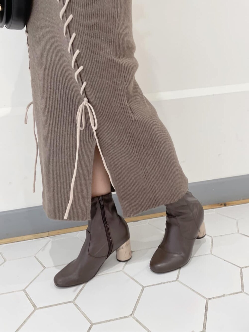 ブラウン系のその他シューズ、ブラウン系のワンピース、ベージュ系のテーラードジャケットを着用したレディースの秋コーディネートの7枚目の写真