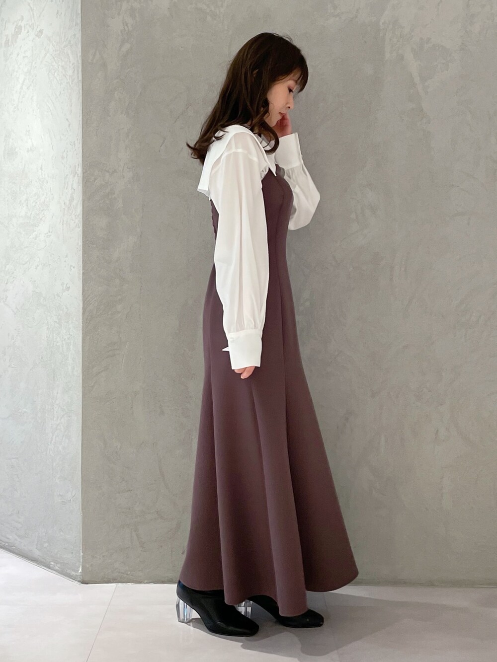 パープル系のワンピースを着用したレディースの冬コーディネートの3枚目の写真