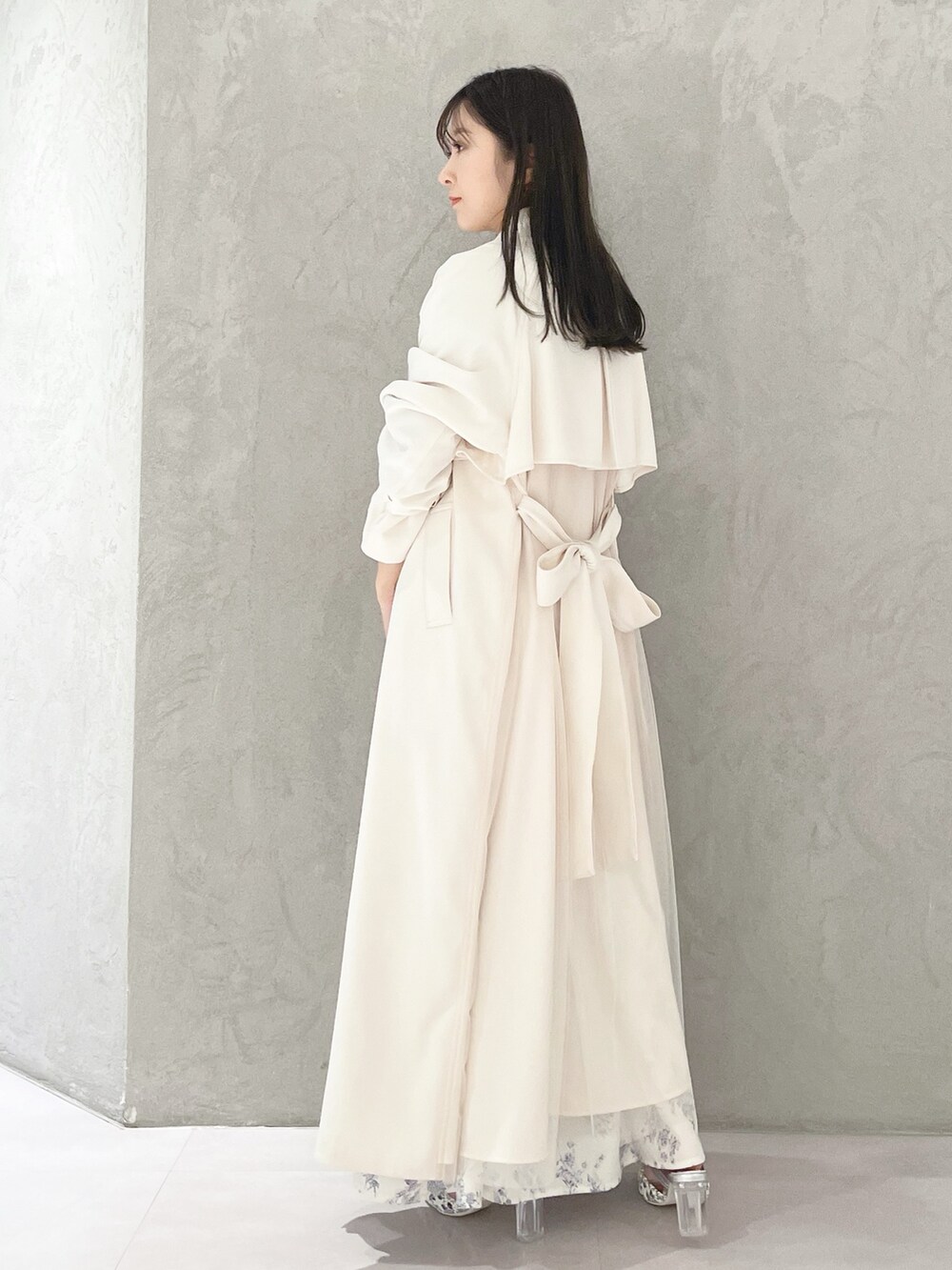 シルバー系のパンプス、ホワイト系のショルダーバッグ、ブルー系のニット/セーターを着用したレディースの春コーディネートの3枚目の写真