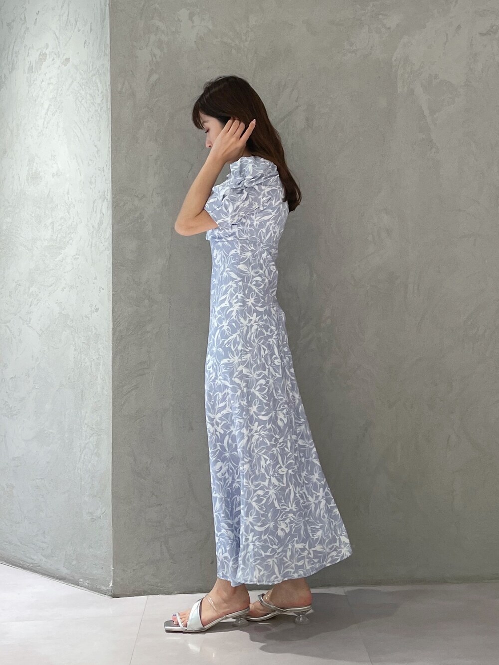 シルバー系のサンダル、ブルー系のワンピースを着用したレディースの春コーディネートの6枚目の写真