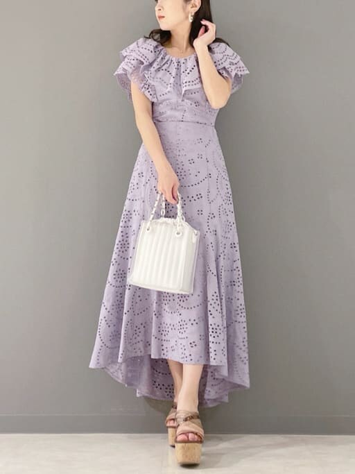 パープル系のシャツ/ブラウス、パープル系のスカート、ホワイト系のハンドバッグを着用したレディースの春コーディネートの8枚目の写真