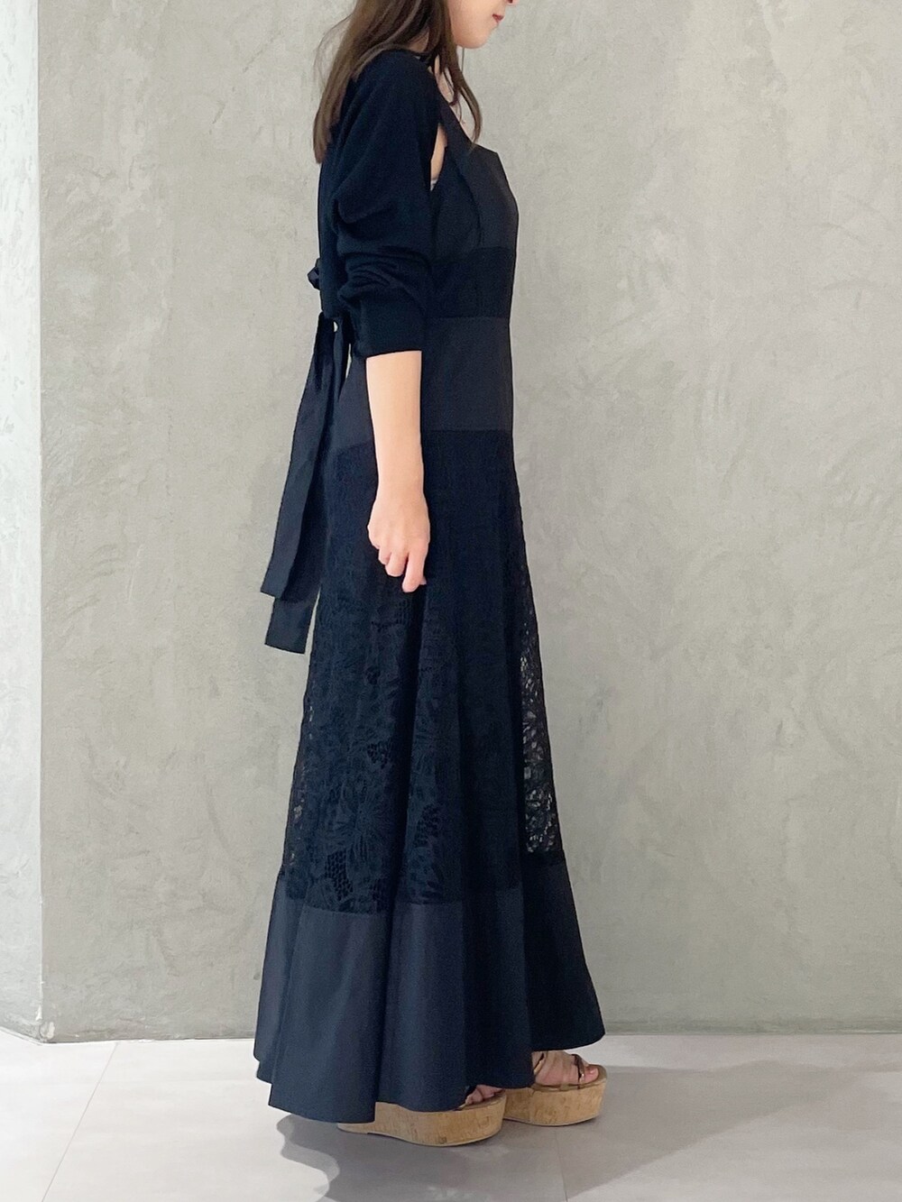 ブラック系のワンピース、ブラウン系のサンダル、ブラック系のカーディガン/ボレロを着用したレディースの夏コーディネートの2枚目の写真