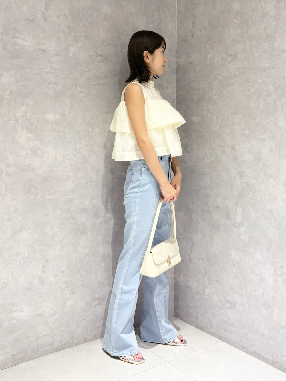 ブルー系のその他パンツ、ホワイト系のシャツ/ブラウス、シルバー系のサンダルを着用したレディースの夏コーディネートの2枚目の写真