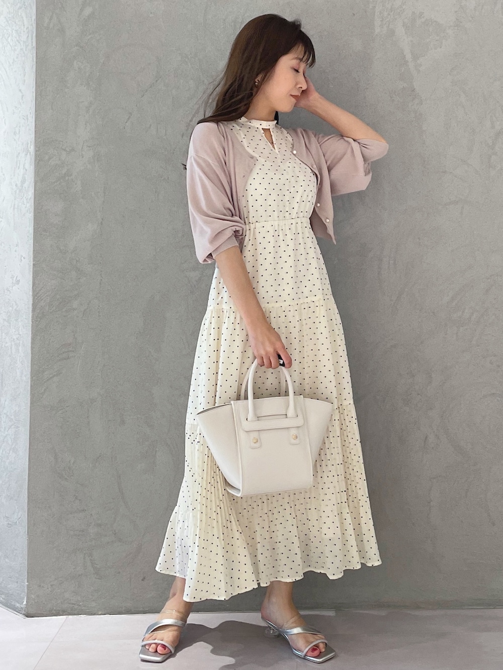 ベージュ系のワンピース、ホワイト系のトートバッグ、シルバー系のサンダルを着用したレディースの夏コーディネートの4枚目の写真