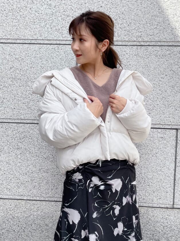 ブラウン系のニット/セーター、ブラック系のスカート、ブラウン系のその他シューズを着用したレディースの秋コーディネートの3枚目の写真