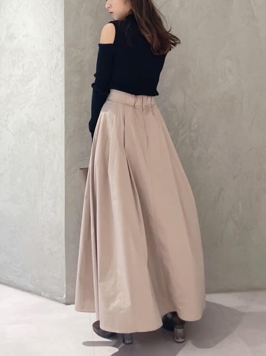 ブラウン系のブーツ、ブラック系のニット/セーター、ピンク系のスカートを着用したレディースの夏コーディネートの4枚目の写真