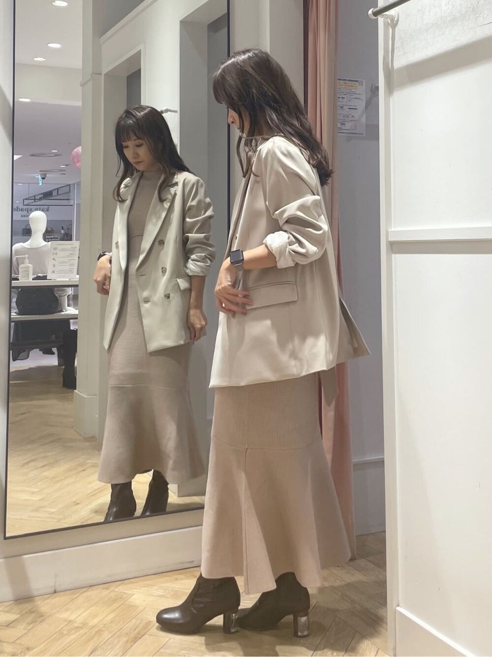 ピンク系のワンピース、ピンク系のワンピース、ブラウン系のブーツを着用したレディースの秋コーディネートの2枚目の写真