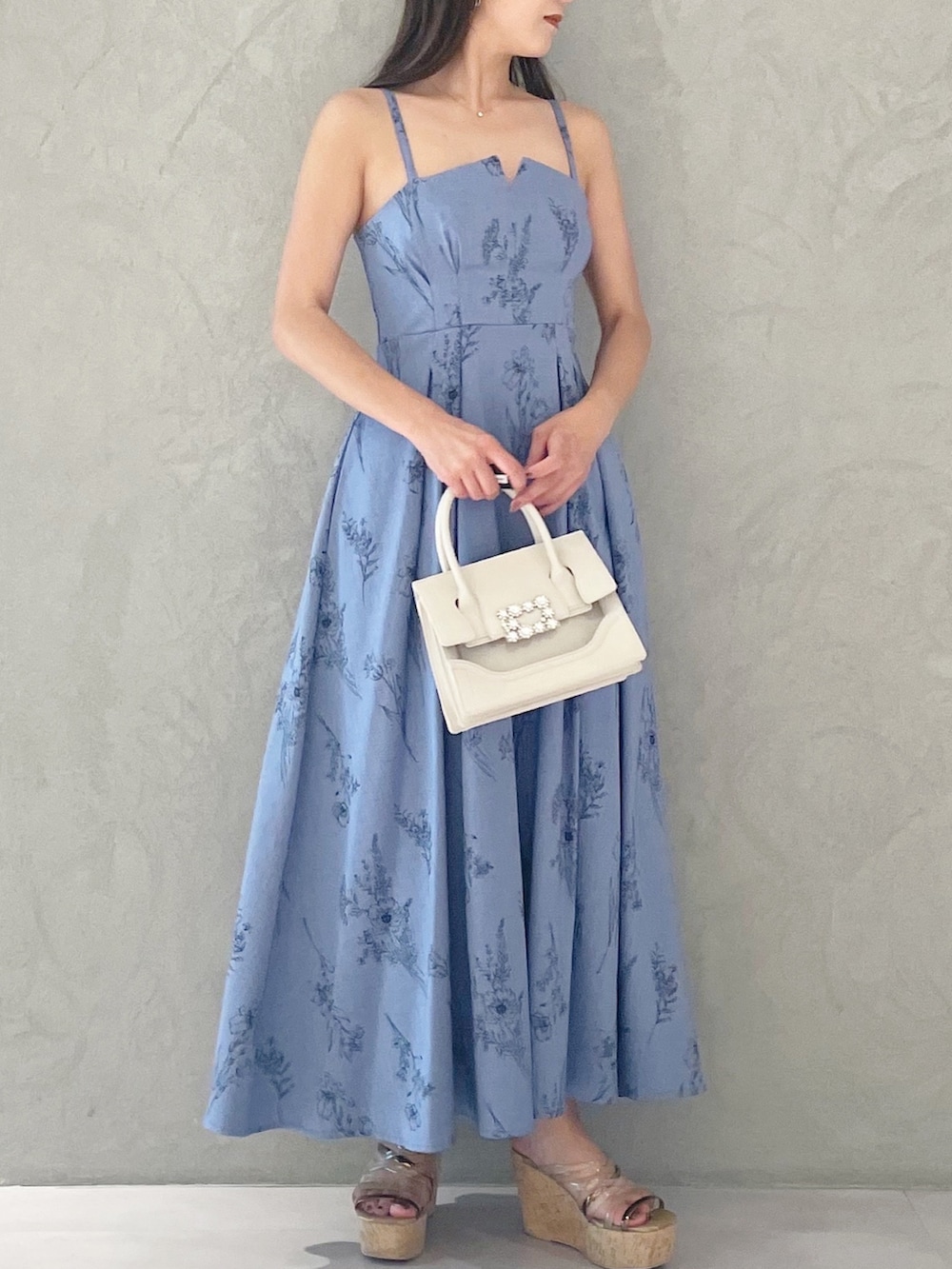 ブルー系のワンピース、ブラウン系のサンダル、ベージュ系のショルダーバッグを着用したレディースの夏コーディネートの4枚目の写真