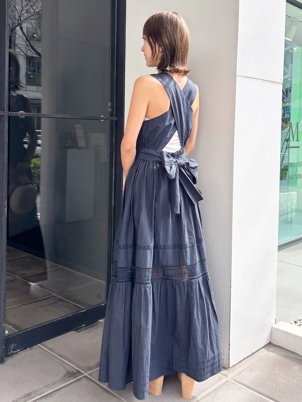 ブルー系のワンピース、その他のサンダルを着用したレディースの春コーディネートの6枚目の写真