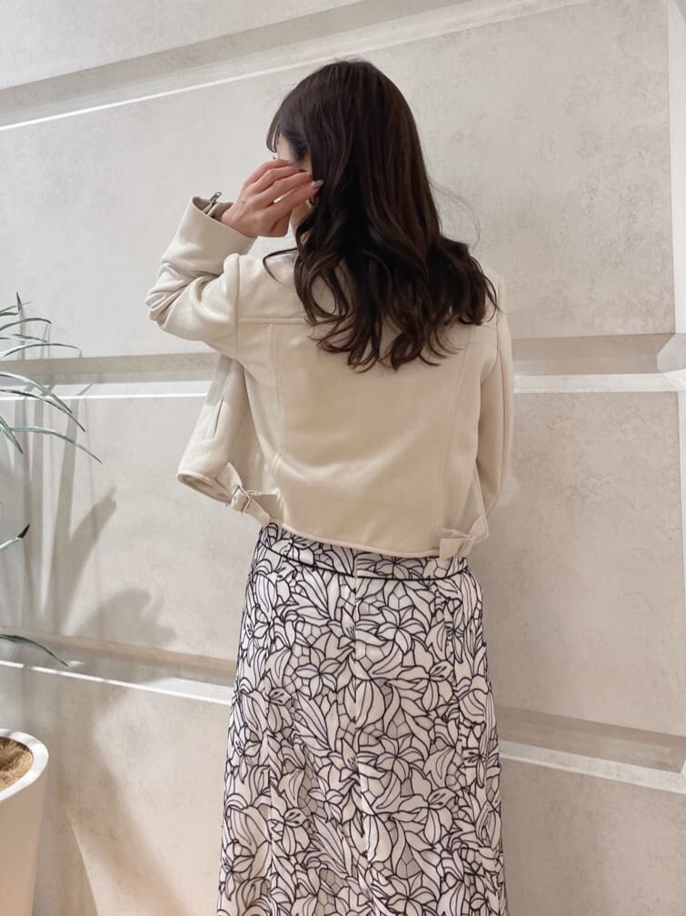 イエロー系のショルダーバッグ、ホワイト系のテーラードジャケット、グリーン系のサンダルを着用したレディースの春コーディネートの8枚目の写真