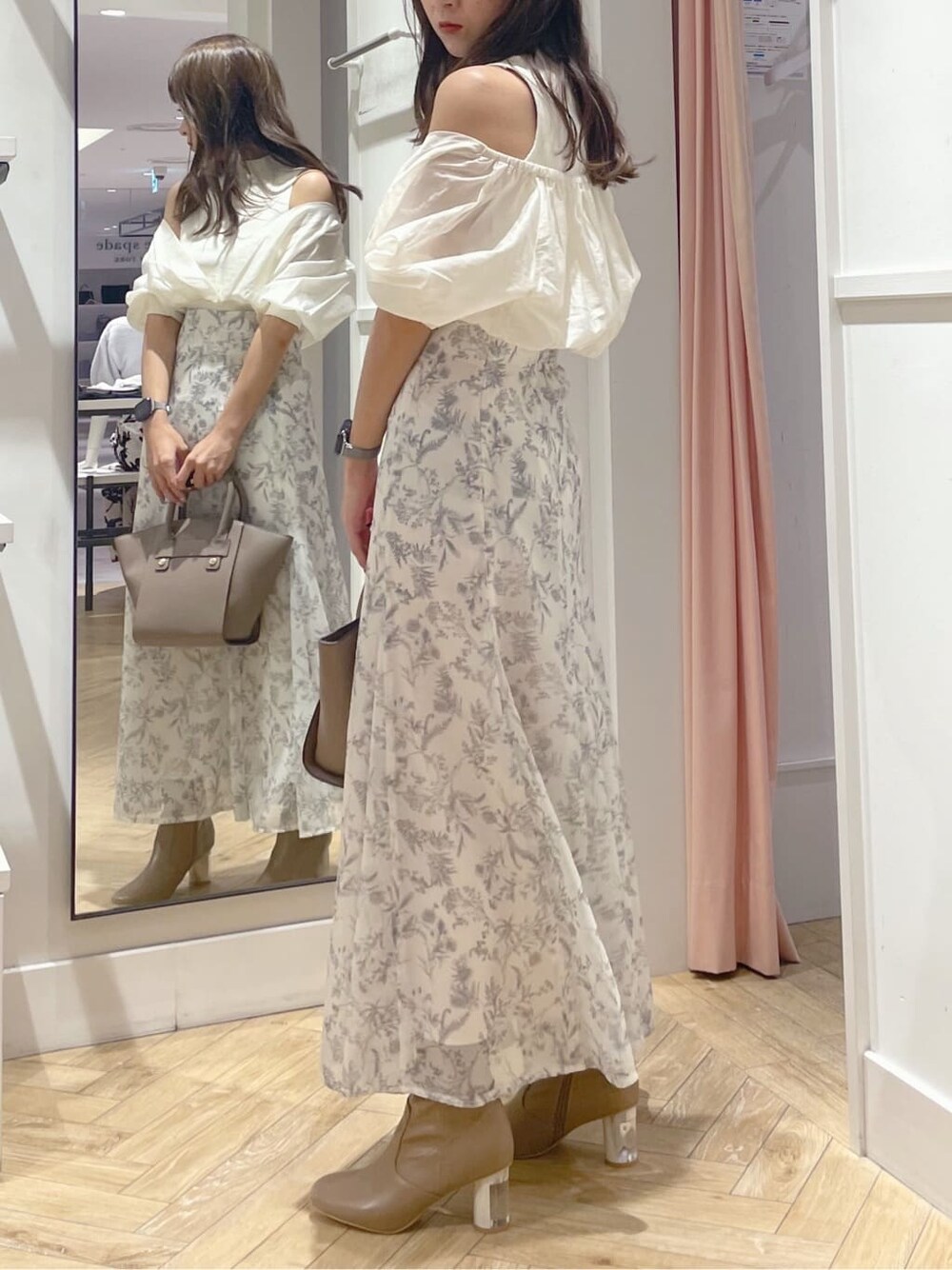 ホワイト系のニット/セーター、ベージュ系のブーツ、ホワイト系のスカートを着用したレディースの秋コーディネートの4枚目の写真