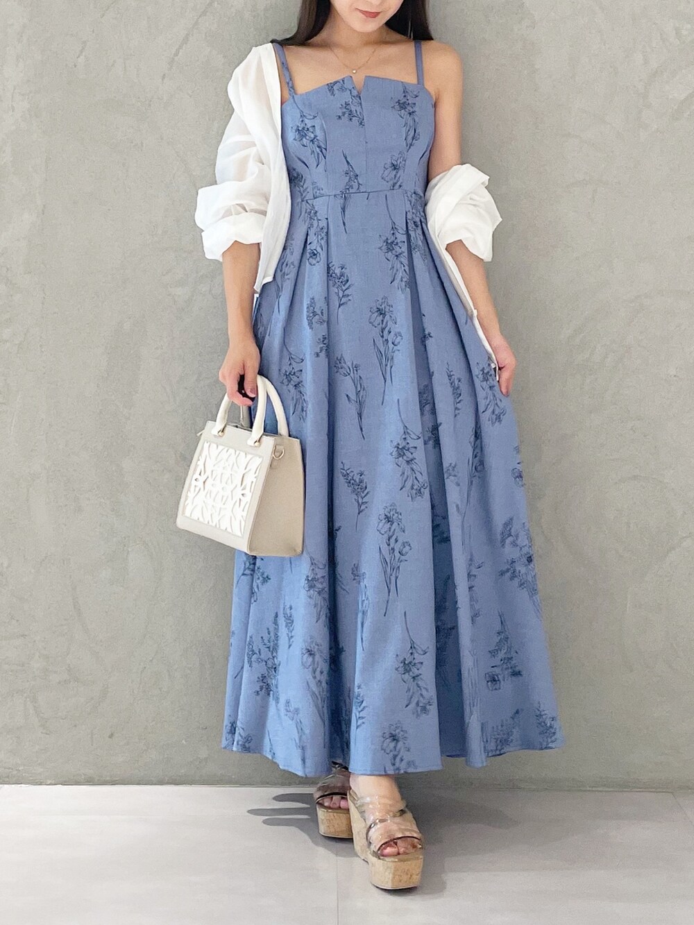 ブルー系のワンピース、ブラウン系のサンダル、ホワイト系のシャツ/ブラウスを着用したレディースの夏コーディネートの4枚目の写真