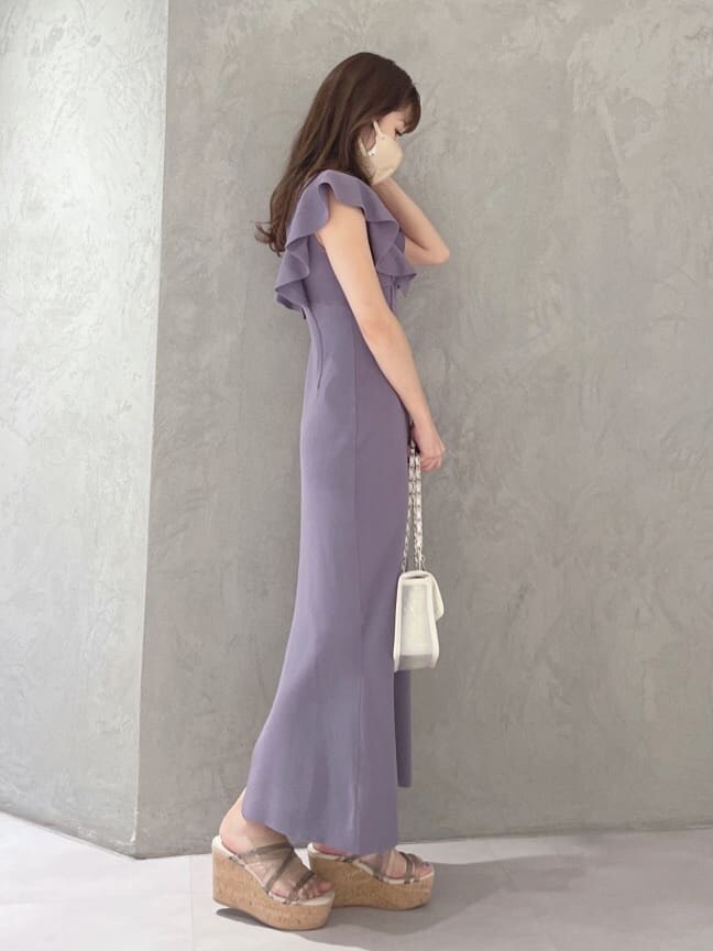 ホワイト系のショルダーバッグ、グリーン系のサンダル、パープル系のワンピースを着用したレディースの春コーディネートの4枚目の写真