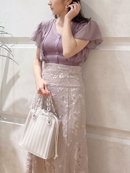 ホワイト系のハンドバッグ、グリーン系のサンダル、ピンク系のワンピースを着用したレディースの春コーディネートの2枚目の写真