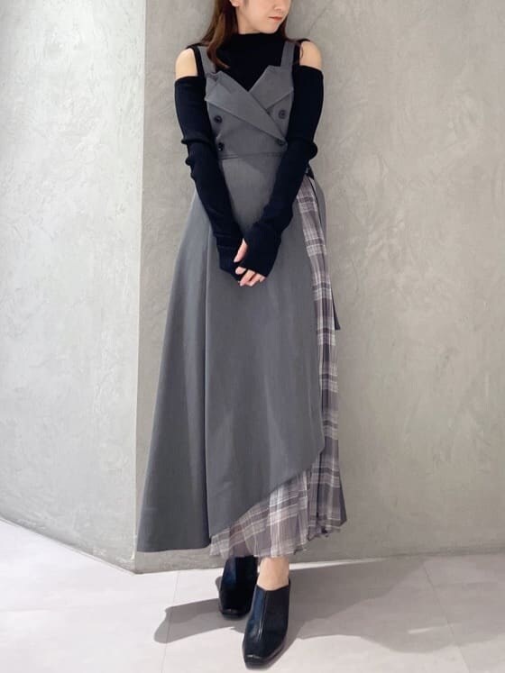 ブラック系のサンダル、ブラック系のニット/セーター、グレー系のジャンパースカートを着用したレディースの夏コーディネートの8枚目の写真