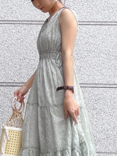 ベージュ系のサンダル、ホワイト系のハンドバッグ、グリーン系のワンピースを着用したレディースの春コーディネートの5枚目の写真