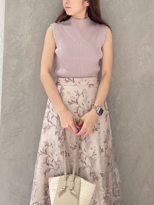 ベージュ系のトートバッグ、ピンク系のスカート、ベージュ系のサンダルを着用したレディースの夏コーディネートの2枚目の写真